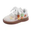 Zapatillas Deportivas para Niños 2026 Otoño Nuevo Estilo Femeninas Elegantes Zapatos de Plataforma con Flores Zapatos Casuales para Niños Suela Suave Zapatos de Entrenamiento Alemanes Modernos