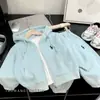 Colección Otoño 2026: Nuevos atuendos casuales para niños, incluyendo sudaderas con capucha para niños y niñas, y ropa elegante para niñas.