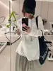 "Esencial para Capas Sutiles" Diseño de Nicho Camiseta Blanca Holgada de Manga Larga con Abertura Trasera y Paneles de Encaje