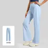 Pantalones de yoga color durazno, de corte holgado, pierna recta, con cintura alta y diseño que levanta los glúteos, creando un efecto adelgazante y que alarga la figura.
