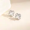 Aretes de botón de trébol de cuatro hojas cuadrado de circón incrustado de cobre para mujer, aretes de botón de flor completa de trébol de la suerte de lujo ligero, joyería para orejas de temperamento para mujer, venta al por mayor