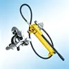 O extrator hidráulico tipo split FYL-10 possui um modo de acionamento hidráulico dividido e espaçamento ajustável das garras para manusear extratores hidráulicos.