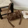 2026 Nova Textura Tendência Garota Picante Bolsa de Mão Rebites Estampa de Leopardo Design de Personalidade Bolsa de Ombro para Motociclista Transversal Sob o Braço Bolsa Feminina