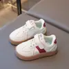Zapatos para niños, estilo primavera y otoño para niñas, 2025, nuevos, de cuero, zapatillas de skate para niños, zapatillas deportivas blancas, para niños pequeños y medianos, zapatillas de entrenamiento alemanas para niños