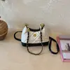 Bolsa transversal de ombro único personalizada, elegante e estilosa, textura simples, nova bolsa feminina, bolsa tipo balde da moda verão 2026