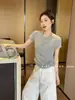 Camiseta Versátil Slim-Fit Gola Redonda Kiss Siste Estilo Coreano com Design Irregular de Botões e Mangas Curtas Elásticas
