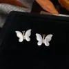 Brincos de Flor em Madrepérola Autêntica Estilo Francês de Fada, Brincos de Borboleta Modernos e Elegantes com Zircônia, Pequenos Brincos de Luxo Leve Estilo Chanel