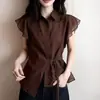 Elegante Camisa de Manga Corta Color Café con Solapa Pequeña para Mujer, Diseño de Verano para Figuras Petite, Cintura Ceñida con Lazo, Bordes Fruncidos, Top Elegante de Hombros Rectos