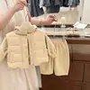 Conjunto de Otoño/Invierno para Niñas 2026 Nuevo Estilo Chaleco Acolchado Elegante para Bebé Sudadera con Capucha de Forro Polar y Pantalones de una Pieza para Niños Conjunto de Tres Piezas