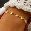 Pulsera de Cadena de Acero Inoxidable con Patrón Calado Retro Francés de Trébol de Cuatro Hojas Chapada en Oro de 18 Quilates Joyería de Mano para Mujeres con Sentido de la Moda y Sofisticación