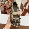 Sandálias femininas feias, porém fofas, com sola grossa estilo Birkenstock, coleção outono 2026, estilo retrô, bico redondo, com tiras de velcro, estilo Mary Jane e design simples