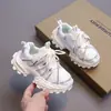 Sapatos estilo pai para meninas com superfície de couro e strass, modelos de primavera e outono, sola macia, antiderrapantes, sapatos casuais para crianças de 1 a 6 anos, sapatos de bebê