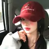 Gorra de Béisbol Roja Bordada de Perro Salchicha de Dibujos Animados para Mujeres con Circunferencia de Cabeza Grande, Visera Ancha y Corona Profunda que Hace que la Cara Parezca Más Pequeña