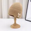 Novo Chapéu de Tricô com Laço para Mulheres no Outono e Inverno Estilo Coreano Masculino de Veludo Espessado Versátil Quente e à Prova de Frio Chapéu Pulôver