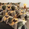 Conjunto de quatro peças em pele de coelho grau A, apresentando a cor Melard, edredom de alta densidade, forrado com fleece e espesso, juntamente com um conjunto de três peças em veludo de leite para aquecimento e um lençol com elástico