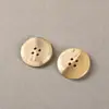 Botões de alto padrão com efeito mármore, botões redondos de imitação de chifre com quatro furos, botões decorativos para casacos de outono e inverno e trench coats