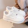 Sapatos brancos versáteis de sola grossa para mulheres 2024 Novos sapatos femininos respiráveis de verão com saia Sapatos populares Tênis aumentados