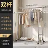 Perchero de acero inoxidable retráctil de pie, diseño de doble barra, adecuado para uso doméstico, móvil, para colgar ropa, y para almacenamiento interior de ropa y sombreros en el dormitorio