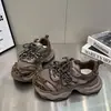 Zapatos retro de papá de suela gruesa para aumentar la altura para mujer, nuevo diseño de nicho para el verano de 2026, zapatillas deportivas casuales versátiles de malla transpirable