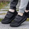 Novos tênis com velcro plus size 2026 para idosos, leves, acolchoados, antiderrapantes, tênis esportivos casuais para pais e mães, tênis para caminhada