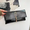 Nuevo bolso de mano retro con flecos, un sofisticado bolso de noche con un diseño minimalista, perfecto como bolso de hombro o bolso de axila para el trabajo o ocasiones formales.