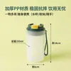 ¡Guau, esta botella de agua para estudiantes es de 350 ml, tiene tapa, permite beber directamente, es ligera, duradera, a prueba de fugas y tiene un diseño simple y portátil, perfecta para llevar a la escuela.