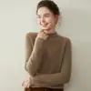 26 Nueva colección Otoño/Invierno: cuello semialto, capa base de punto acanalado, suéter de cachemira, corte holgado, efecto adelgazante, top interior para mujer
