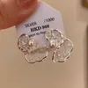 Pendientes de Encaje Hueco con Pedrería de Diseño Retro, Lujo Ligero, Gama Alta, Elegantes, Versátiles y Exquisitos Pendientes para Mujer