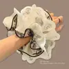 Diadema de lazo de encaje de moda, banda para el cabello extragrande estilo coreano, delicado patrón floral, perfecta para crear un peinado de moño