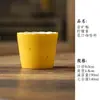 Juego de té de cerámica amarillo limón con detalles dorados, que incluye una taza con tapa, tetera, taza de maestro, taza de degustación, taza de té, soporte para tetera, posavasos y taza de equidad