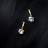Exquisitos Pendientes de Cobre con Colgantes de Diamantes Completos Brillantes, Dinámicos y Sencillos, Estilo de Nicho, Versátiles, No se Desvanecen, Diseño de Seis Garras de Diamante para Mujer