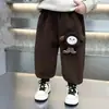 Pantalones de pana para niño de primavera y otoño con accesorios, pantalones deportivos casuales elegantes estilo coreano para niños pequeños, pantalones de comercio exterior para bebé