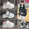 Zapatos Deportivos Transpirables de Malla para Niñas 2026 Nuevo Estilo Coreano Zapatos Tipo Papá para Niños Suela Suave Niños Medianos y Grandes Zapatos de Correr para Niñas