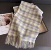 Bufanda de Cuello Cálida de Otoño e Invierno Estilo Coreano Elegante a Cuadros para Mujer, Bufanda Versátil con Borlas de Cachemira Sintética para Viajes