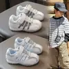 Tênis de treino infantis alemães, novo modelo de outono, tênis de cano baixo com velcro para meninos e meninas, tênis casuais leves de sola macia para corrida
