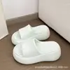 Nuevas pantuflas de mujer con suela gruesa 2026, similares al estilo de Zhao Lusi, alternativa asequible para usar al aire libre en verano, venta al por mayor transfronteriza, sandalias súper cómodas
