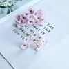Flor de Crisantemo Pequeño de Simulación de 5 Cabezas Flor de Horquilla Hecha a Mano DIY Material de Flor de Corona de Flores de Simulación Decorativa para Sombrero de Paja Flor