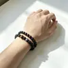 Pulseira vintage de contas em tom preto com dois círculos, com pedra ónix e olho de tigre, uma pulseira versátil de múltiplas voltas para o uso diário, adequada para homens e mulheres.