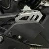 Adecuado para la cadena de la motocicleta spring breeze 800MT 800NK cubierta protectora deflector de cadena protector modificado