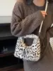 Transfronterizo 2026 nuevo de moda felpa estampado de leopardo elegante y único peludo casual simple bolso de hombro y cruzado tipo cubo