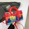 A bolsa popular portátil deste ano, a nova bolsa de ombro quadrada pequena de cor contrastante 2024, versátil, simples, fashion, bolsa de ombro mensageiro casual