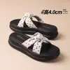 Cómodas pantuflas de suela gruesa para mujer, para usar en exteriores en verano, nuevo modelo 2026, adecuadas para combinar con faldas, sandalias de una tira estilo hada a la moda