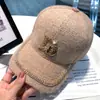 Boné de Pelúcia com Strass Letra D Feminino Quente Versátil Elegante Boné Elegante Coreano Outono e Inverno Boné de Beisebol de Veludo
