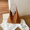 El popular bolso tipo cubo estilo perezoso de este año para mujer es el nuevo modelo de verano 2026, un bolso de hombro patchwork de color liso con un bolso de axila a juego