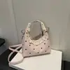 Bolsa de ombro nova e estilosa 2026, simples e versátil, com bolinhas, bolsa transversal feminina da moda estilo coreano para o verão, para o trabalho