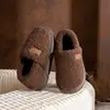 Chinelos Masculinos de Algodão com Solado Grosso 2026 Outono/Inverno Novo Estilo Interno Com Pelúcia Quente Sensação de Pisar em Merda Coberto no Calcanhar Sapatos de Algodão para Casa Homens
