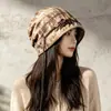 Gorro estilo étnico tie-dye para mujer, adecuado para primavera y otoño, para viajar al oeste de Sichuan, gorro retro holgado que hace que la cara se vea más pequeña, sombrero para clima frío