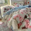 Conjunto de quatro peças de leite veludo espesso de inverno, design de princesa estilo coreano com acabamento em renda, uma capa de edredom de bebê fresca e quente