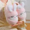Zapatos de algodón de invierno para niños, diseño lindo de conejo, cálidos y forrados de felpa, para niñas, estilo de combinación padre-hijo, antideslizantes, de suela gruesa, pantuflas de algodón para interiores para bebés