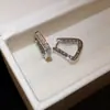 Pendientes triangulares geométricos de circón estilo coreano, exquisitos y minimalistas, pendientes de botón únicos con un toque de lujo ligero y alta gama, pendientes extremadamente atractivos